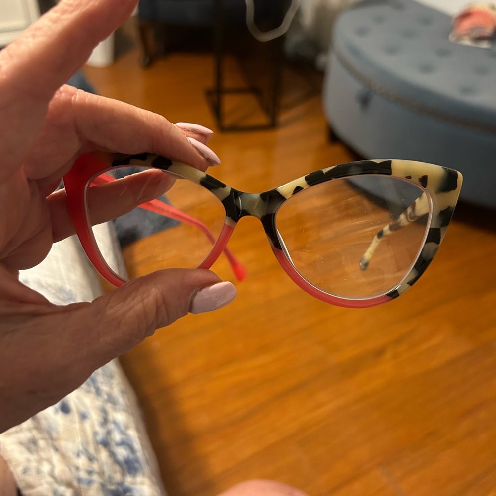 Stylish Cat-Eye Glasses with Tortoise Shell and Red Accents